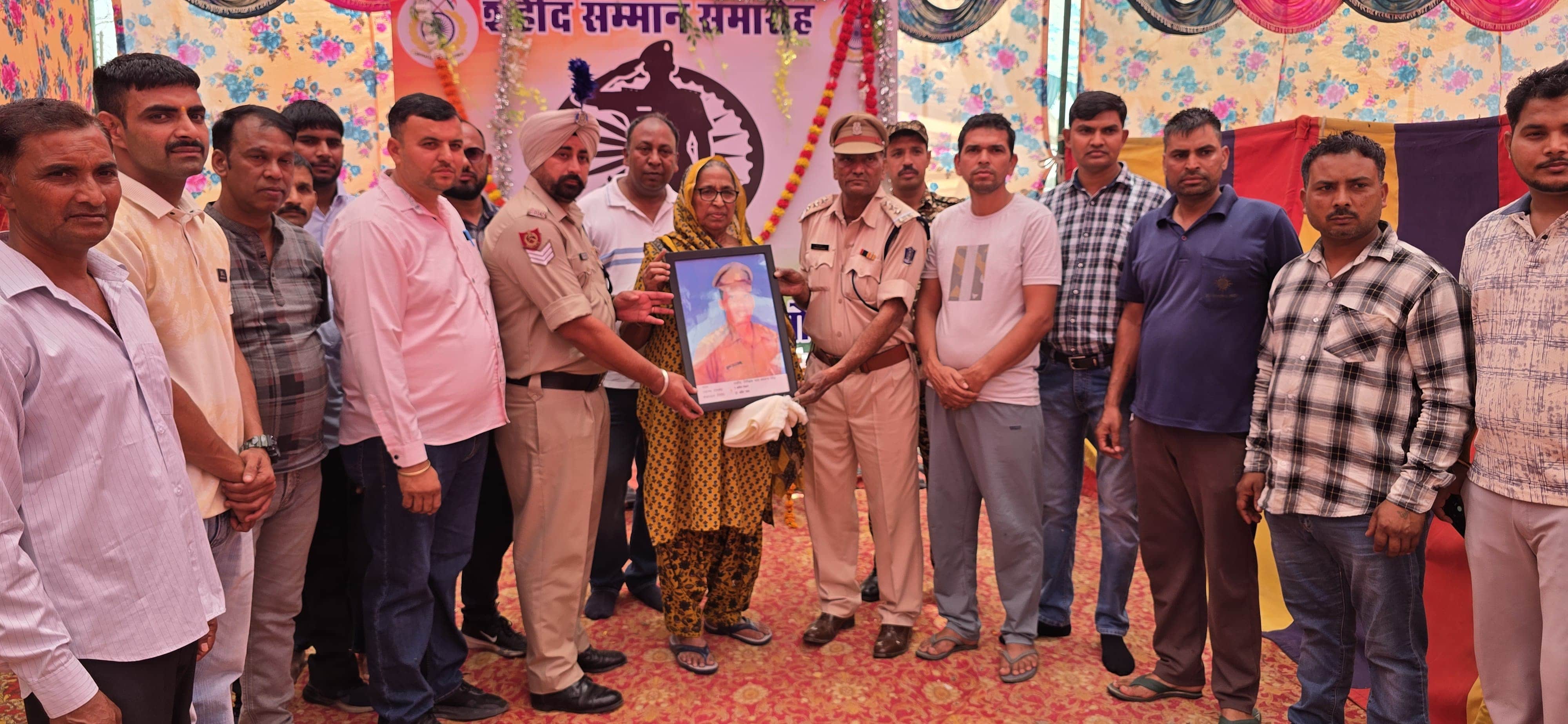 शहीद रामस्वरूप की माता को सम्मानित करते सीआरपीएफ अधिकारी कृष्ण कुमार। संस्था