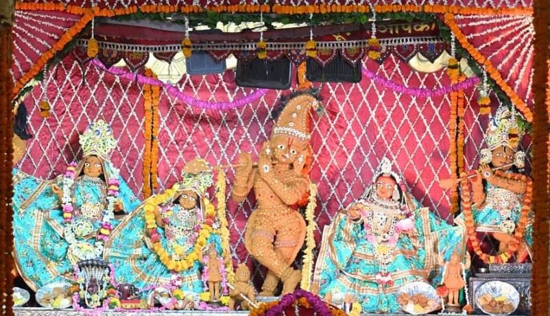 Thakur Radha Damodar Lal Grants 'Sarvang Darshan' to Devotees
