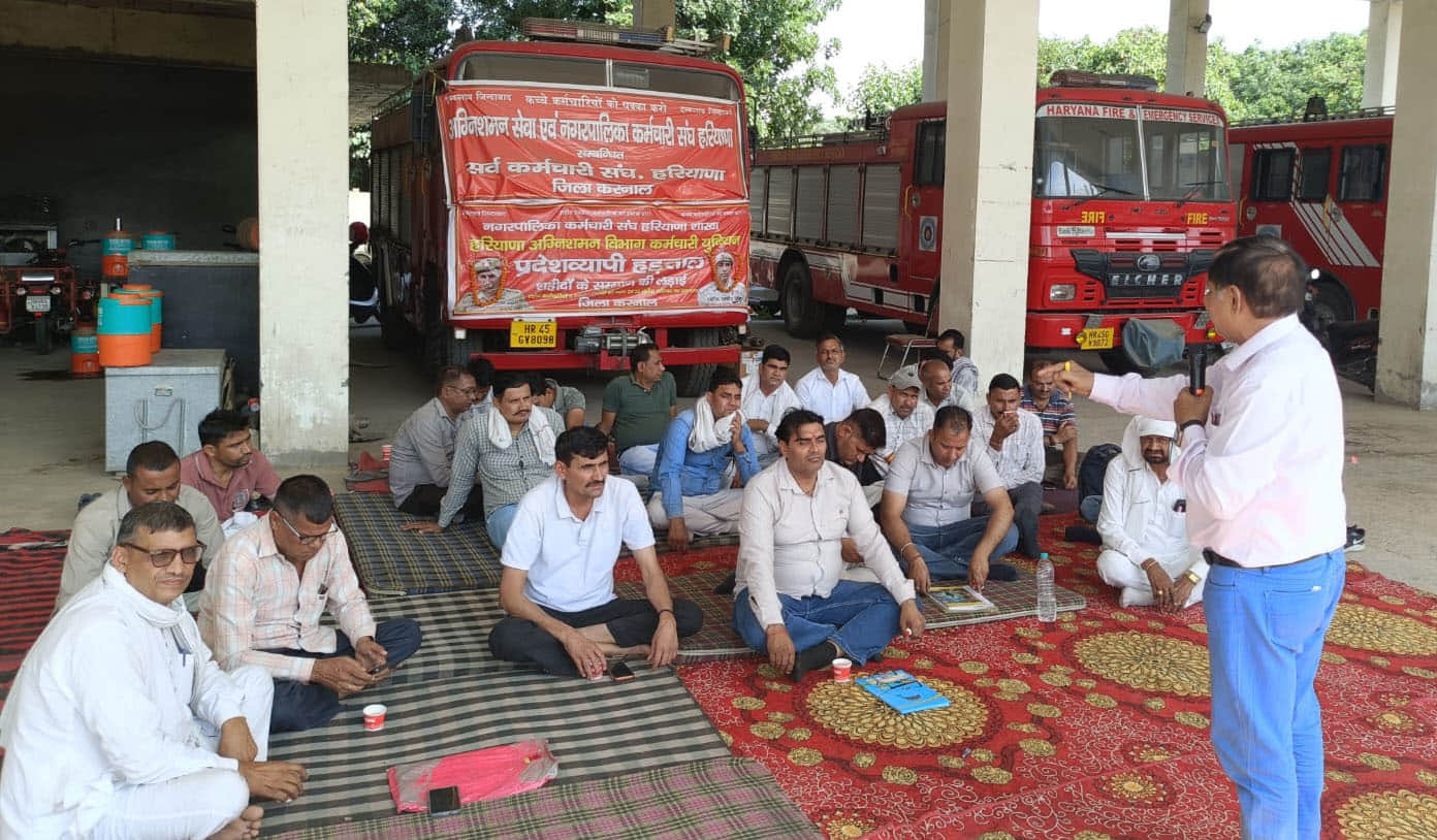 दमखल विभाग के कर्मचारियों को संबोधित करते जिला प्रधान संदीप त्यागी । संगठन