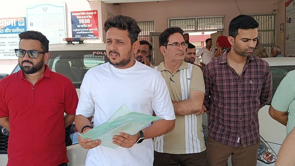 Four people duped 28 businessmen of Rs 1.07 crore by purchasing finished goods.