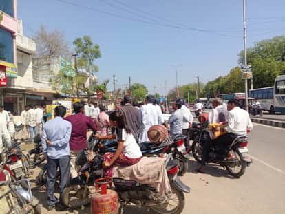 People queuing up for cylinders 550 cylinders arrived but thousand people turned up to collect them