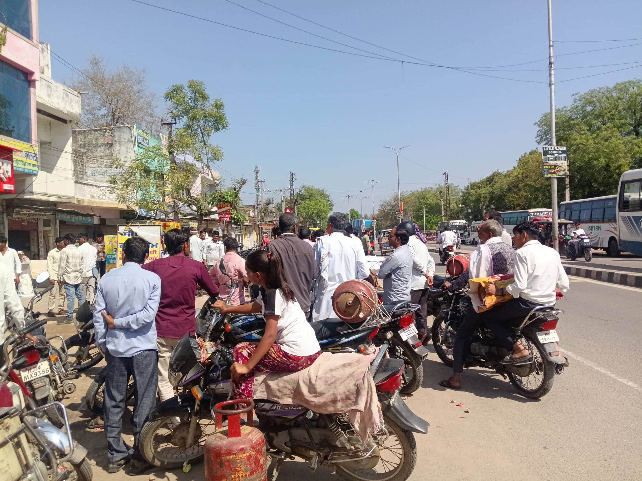 दौसा सिलिंडर के लिए लगी कतारें