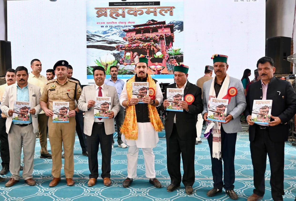 Vikramaditya released the souvenir of Rohru Fair.