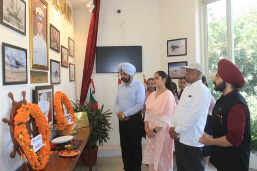 विनय नरवाल की याद में आयोजित प्राथना सभा में माैजूद विनय के परिजन व स्कूल का स्टाफ। संवाद