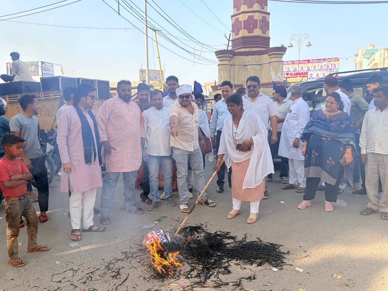 Women affiliated with the BJP staged a protest against the Congress and the SP.