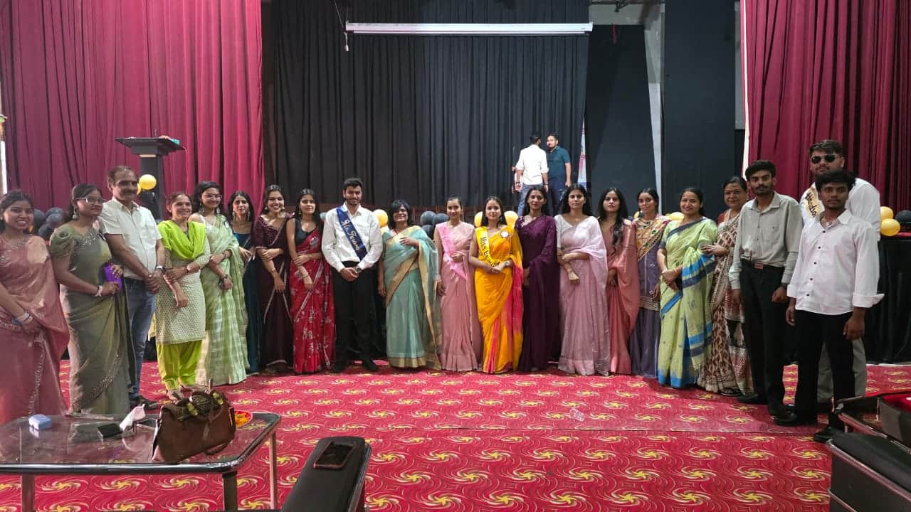 विदाई समारोह में एक मंच पर आए विद्यार्थी व शिक्षक। स्रोत : कॉलेज