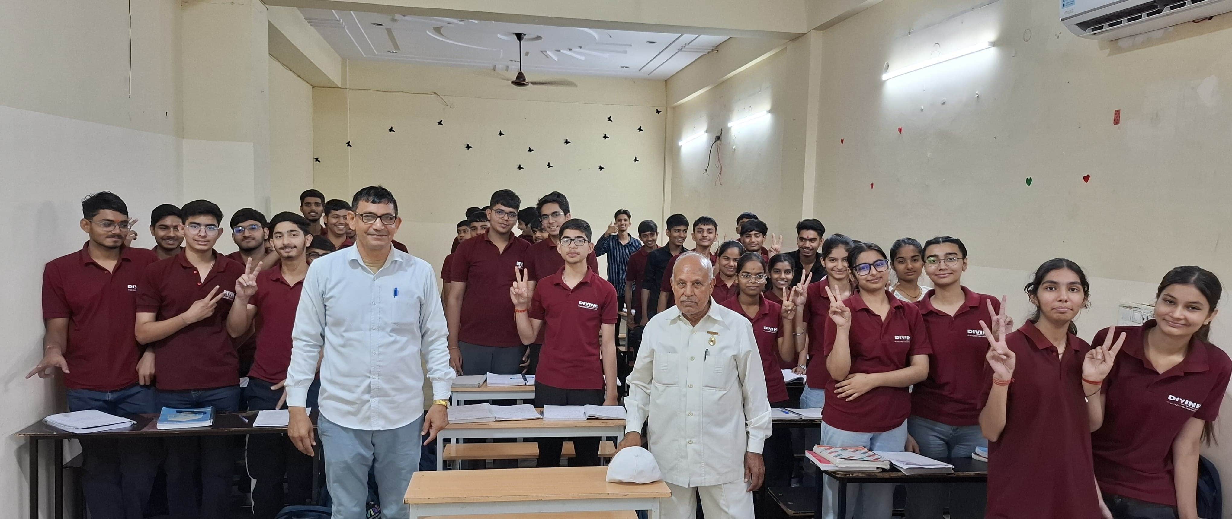 विद्यार्थियों से बातचीत करते लोक सेवा मंच के पदाधिकारी। स्रोत : संस्था