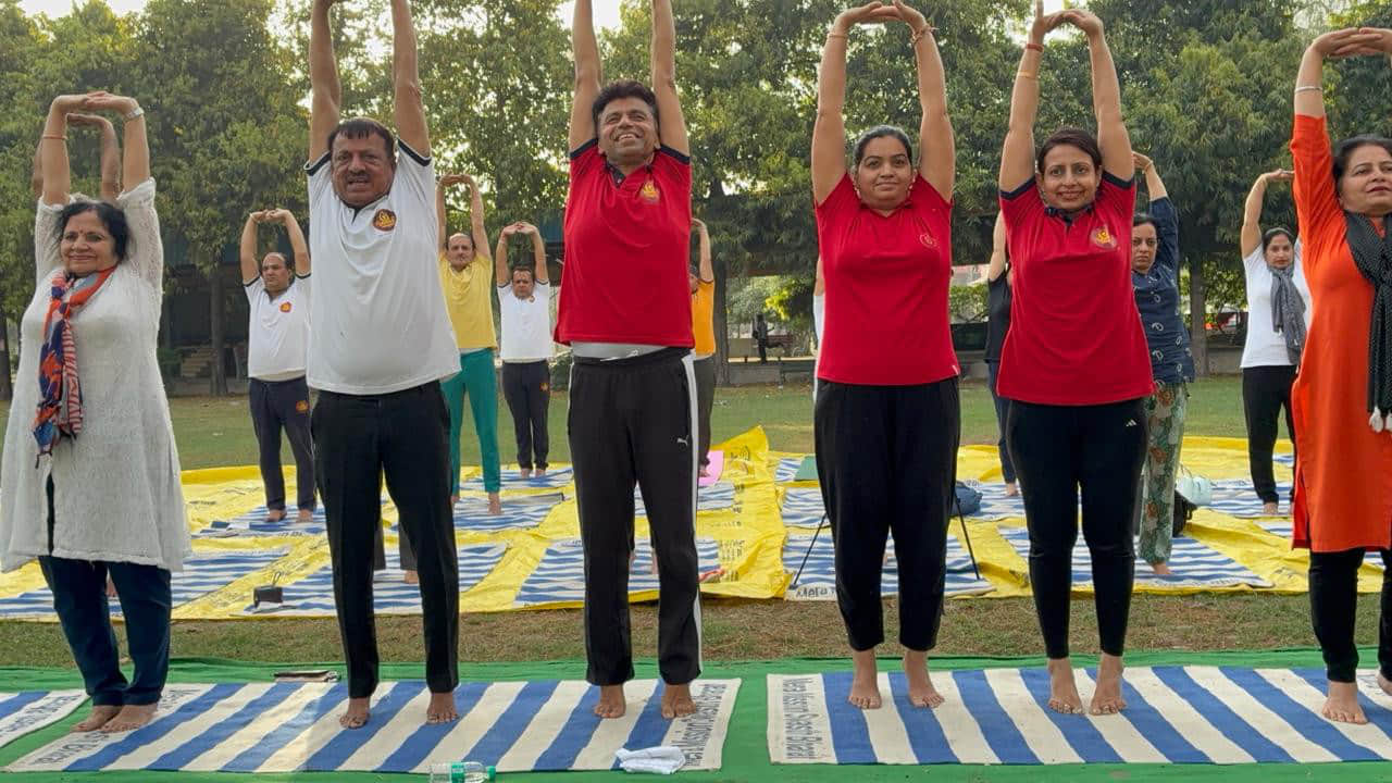 योग शिविर में योग करते साधक। स्वयं