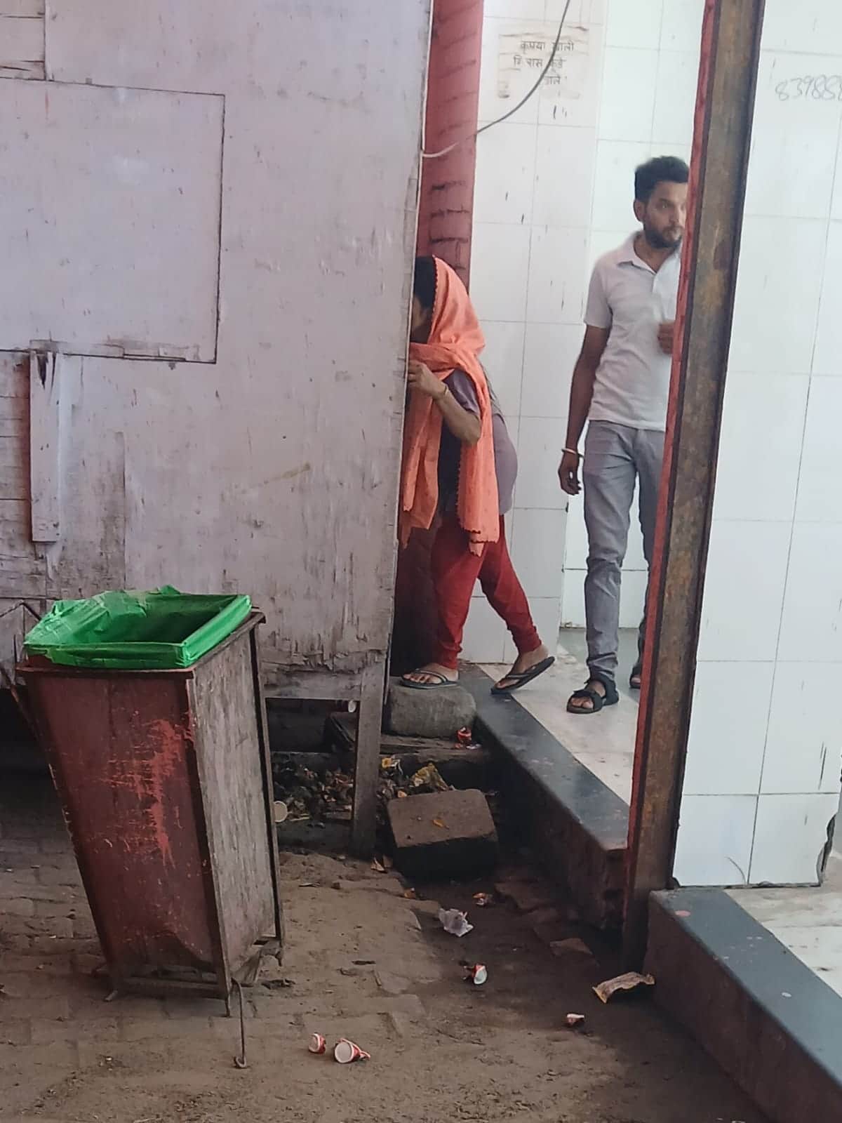 01-पीजीआई के आपातकालीन विभाग में संचालित कैंटीन के पास सफाई की स्थिति। संवाद