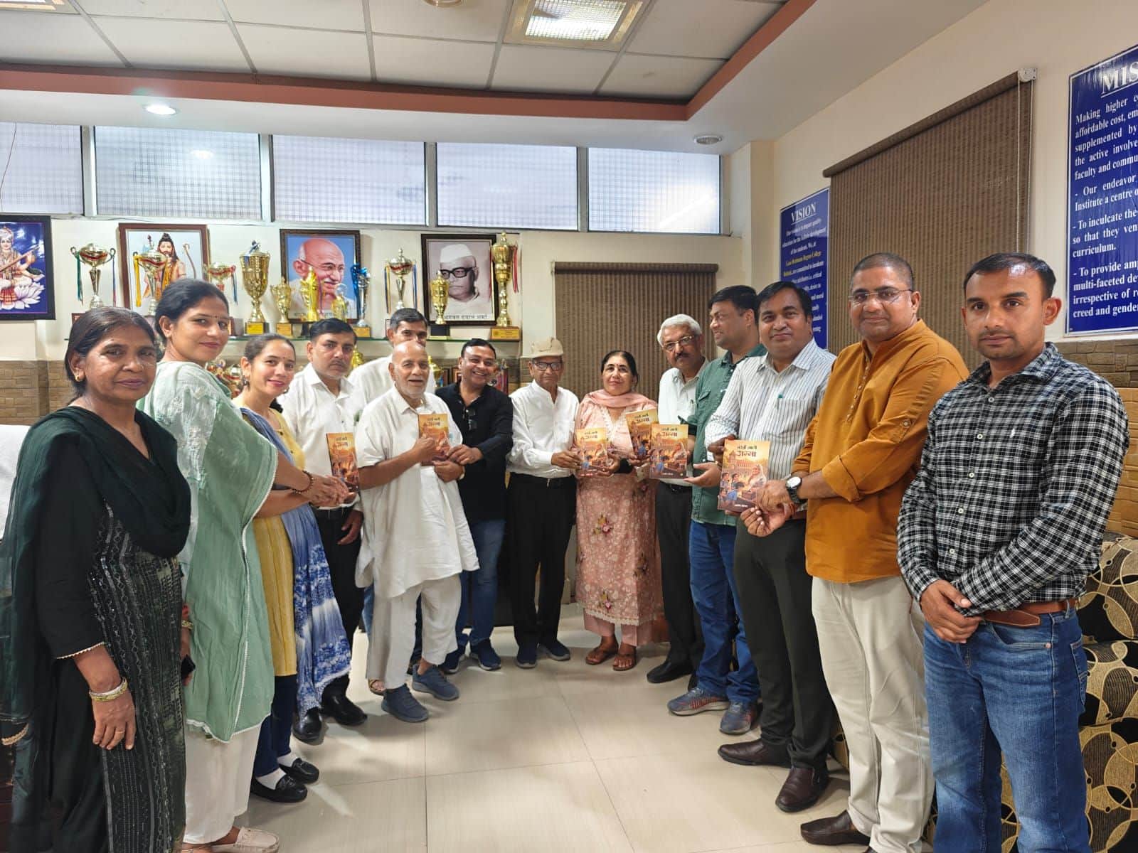 01-पंखों वाली अम्मा पुस्तक का लोकार्पण करते डॉ. अर्चना कोचर के साथ प्राचार्य डॉ. जयपाल शर्मा व 