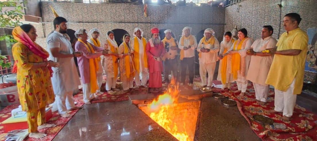 13-बाबा बालकपुरी डेरे में मां बगलामुखी प्राकट्य उत्सव पर हवन करते महामंडलेश्वर स्वामी कर्णपुरी 