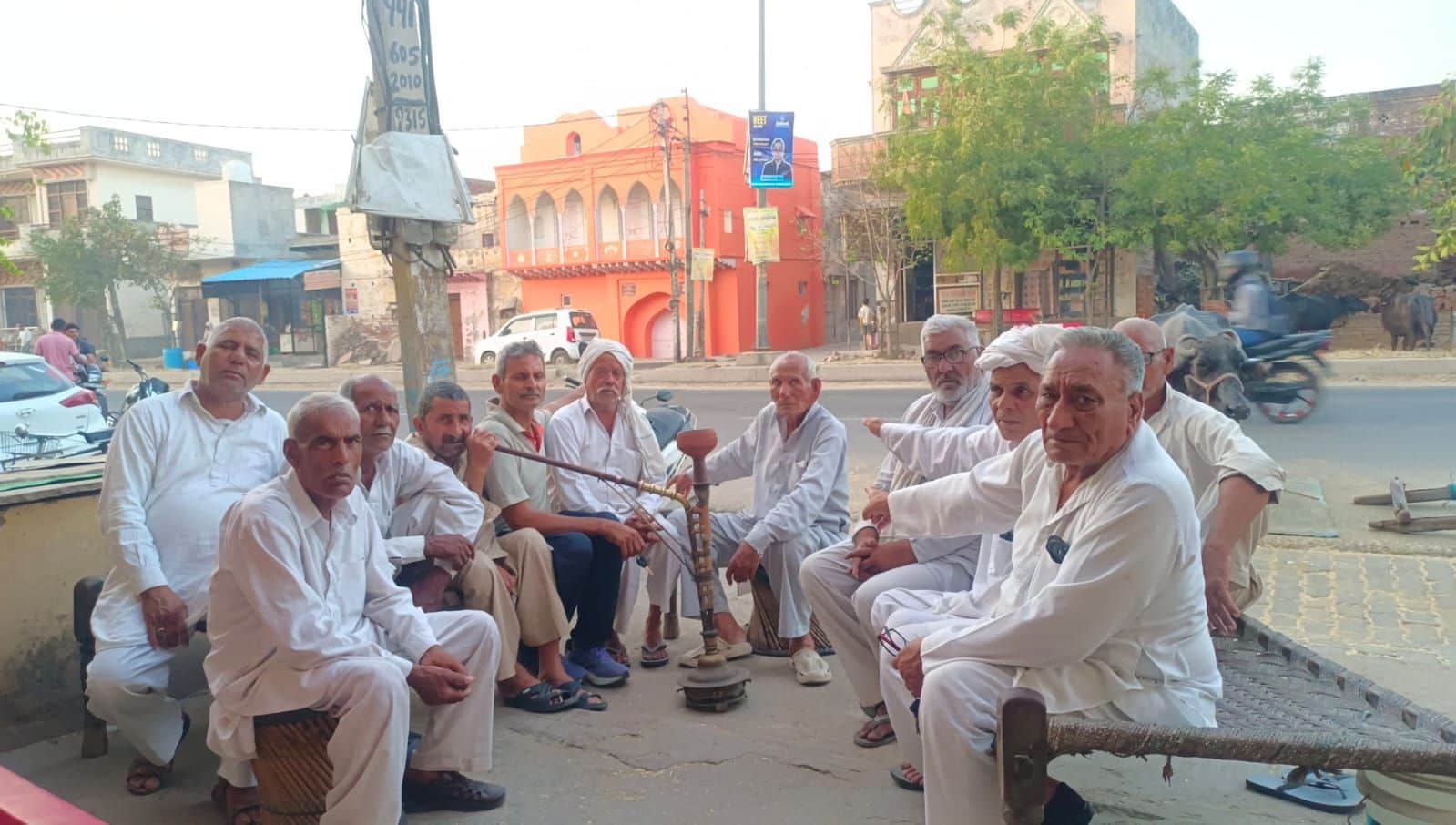 14-बहुअकबरपुर गांव में मेजर जनरल जंग शमशेर सिंह व रिसलदार रिसाल सिंह की गली की बताते ग्रामीण। स