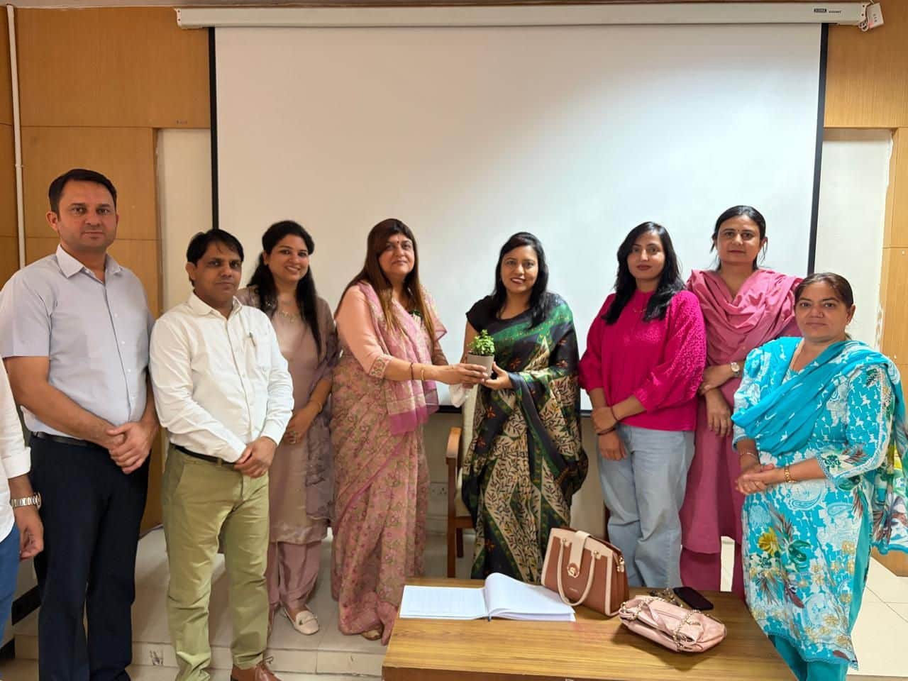 14-एमडीयू के रक्षा एवं सामरिक अध्ययन विभाग में आयोजित कार्यक्रम के दौरान मुख्य वक्ता सुनीता अरो