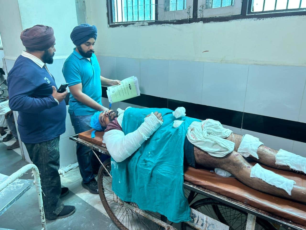 27-मोखरा में हुए हमले के बाद पीजीआई के ट्राॅमा सेंटर में उपचाराधीन पंजाब के बोलड़ कलां निवासी मन