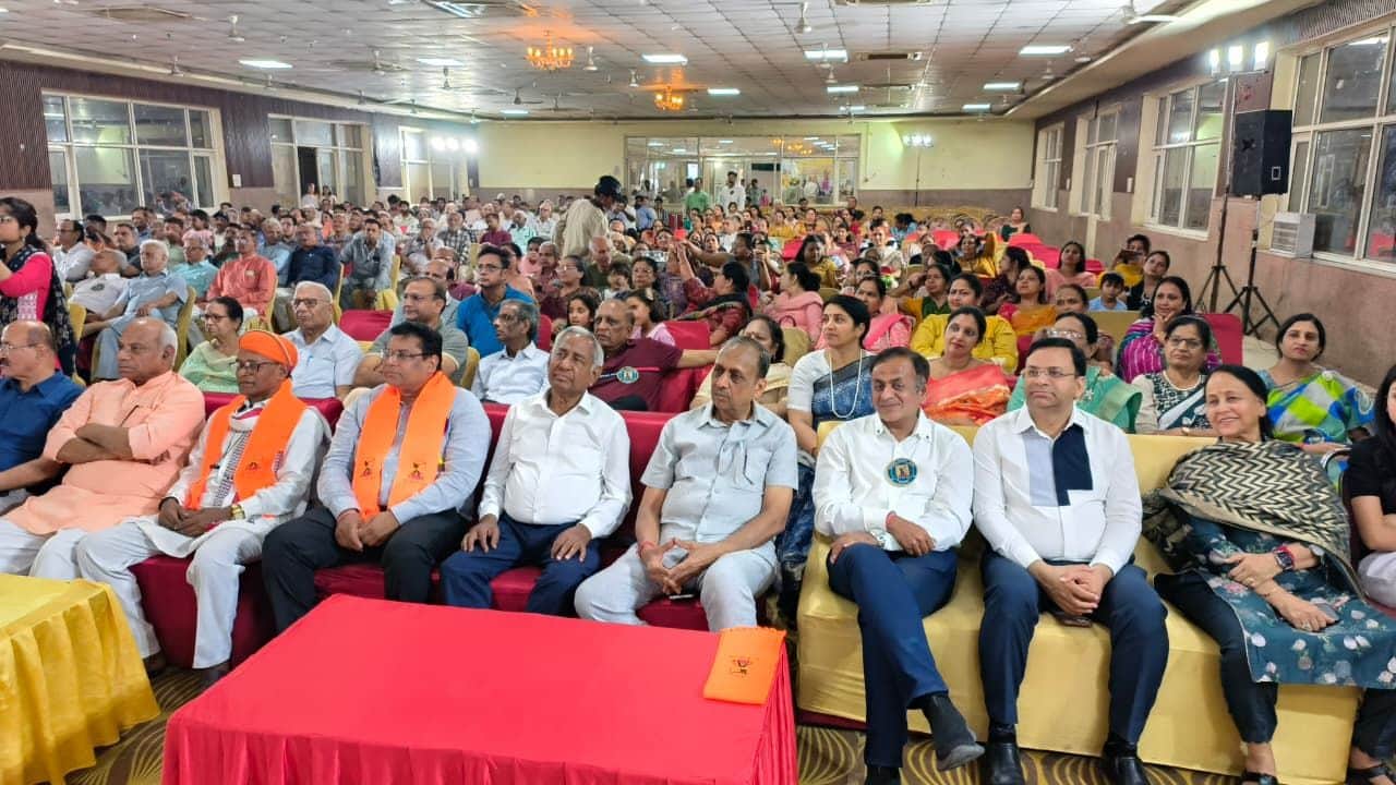 32-वनवासी कल्याण आश्रम के सांस्कृतिक कार्यक्रम में मौजूद शहरवासी । स्रोत : आयोजक