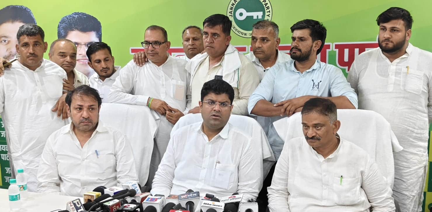 39-पत्रकारों से बात करते पूर्व उप मुख्यमंत्री दुष्यंत चौटाला व अन्य। संवाद