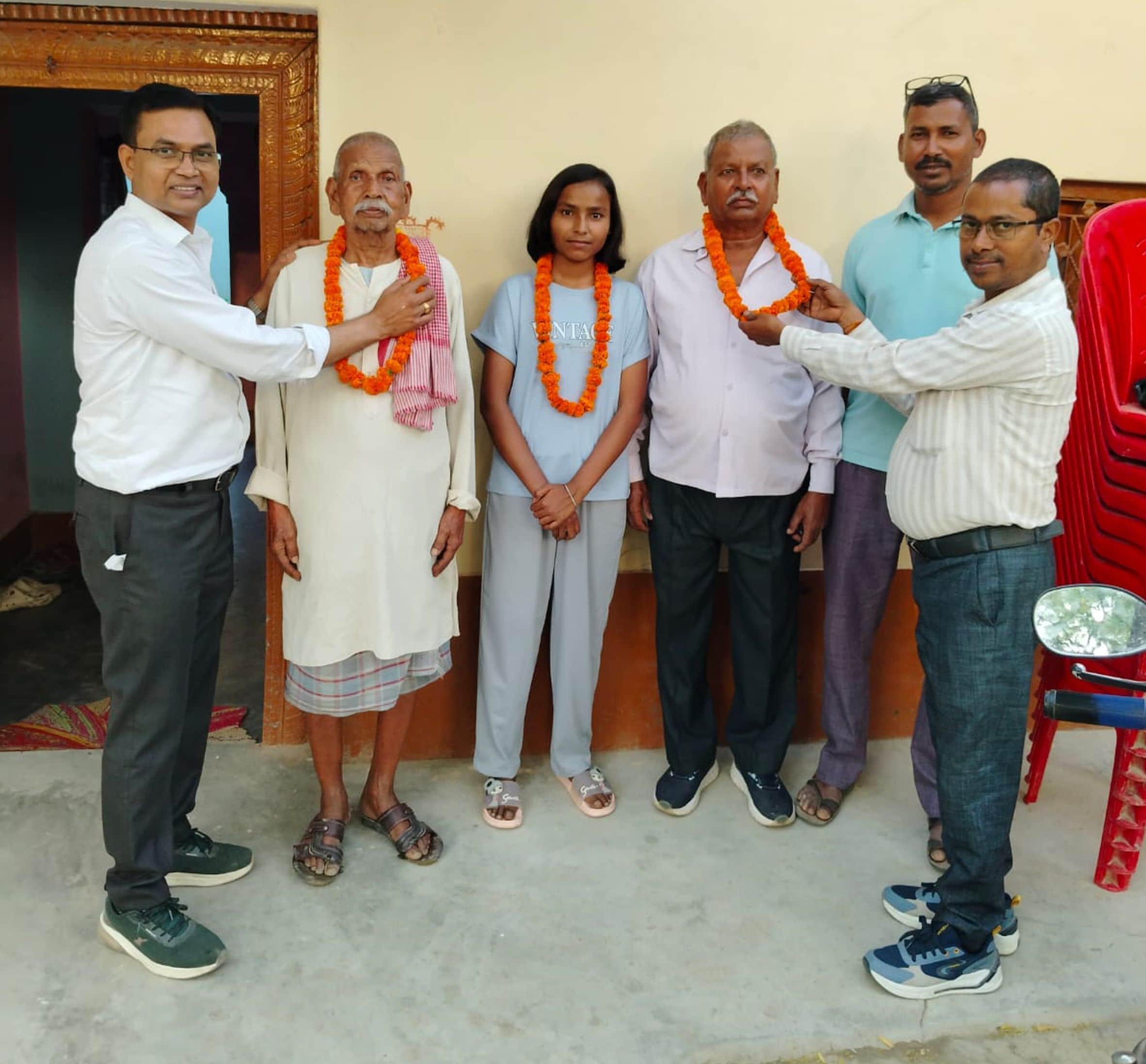 आस्था मौर्या को सम्मानित करते विद्यालय के शिक्षक। स्रेात: विद्यालय प्रबंधन