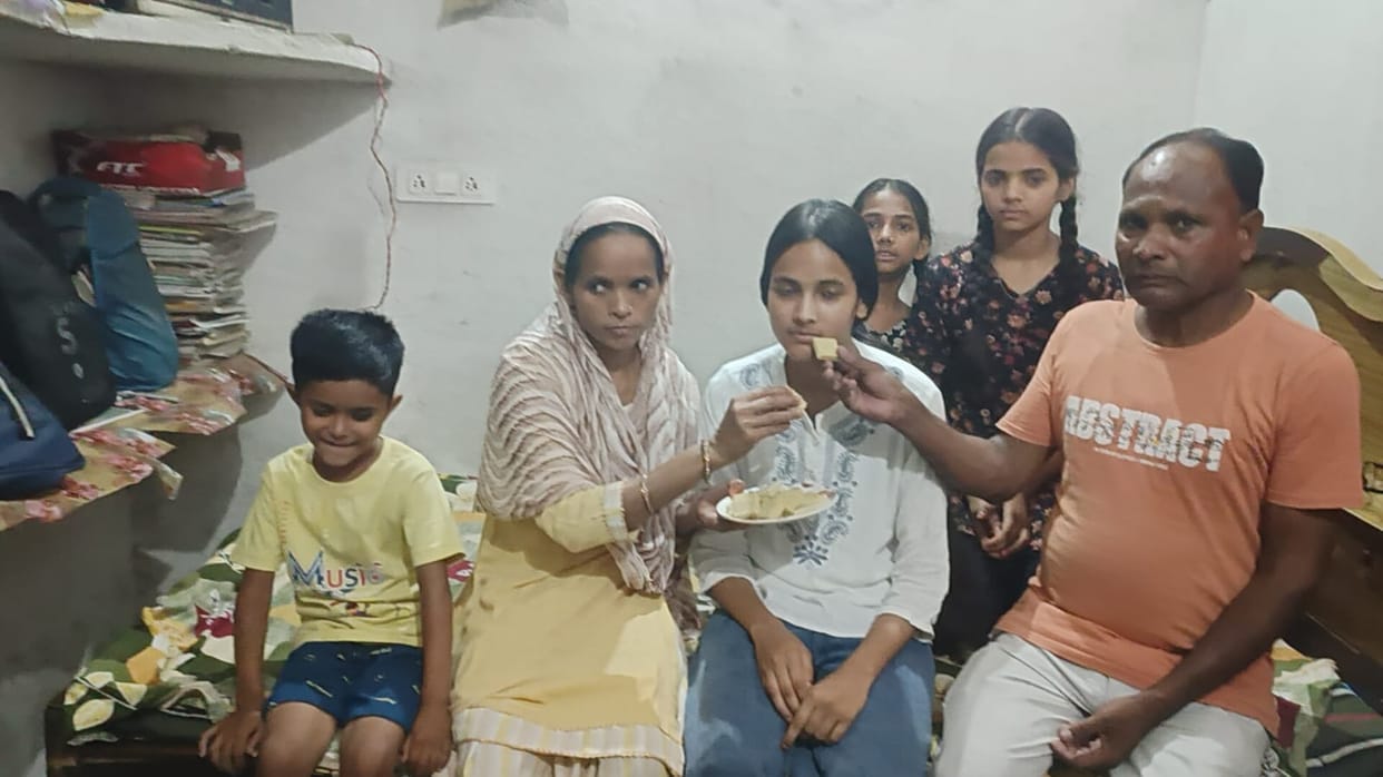 Laborer's daughter Akshara stood third in the district, now dreams of UPSC