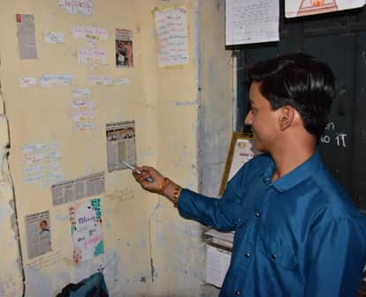 The success story was written with news pasted on the walls.