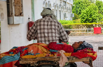 पीड़िता को बाइक पर लेटाकर पति पहुंचा कलेक्ट्रेट