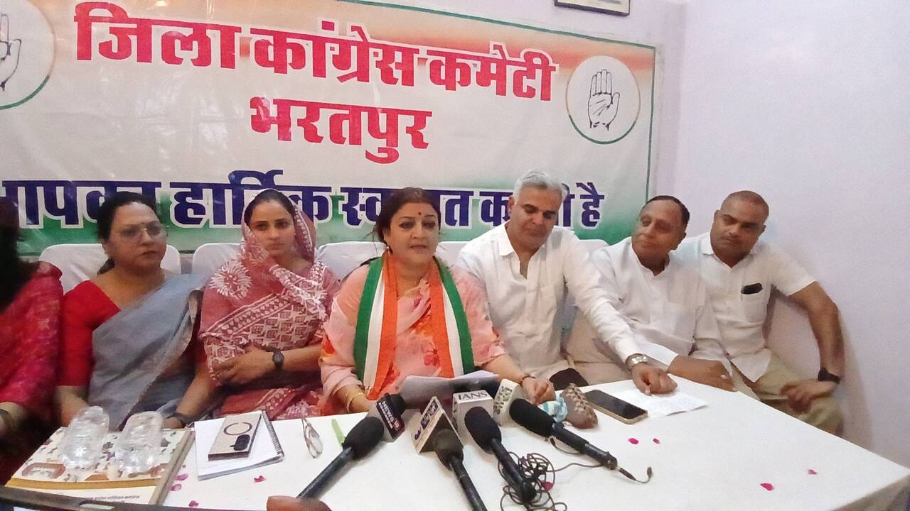 भरतपुर प्रेस वार्ता को संबोधित करते हुए कांग्रेस की पूर्व मंत्री ममता भूपेश सहित अन्य कार्यकर्ता