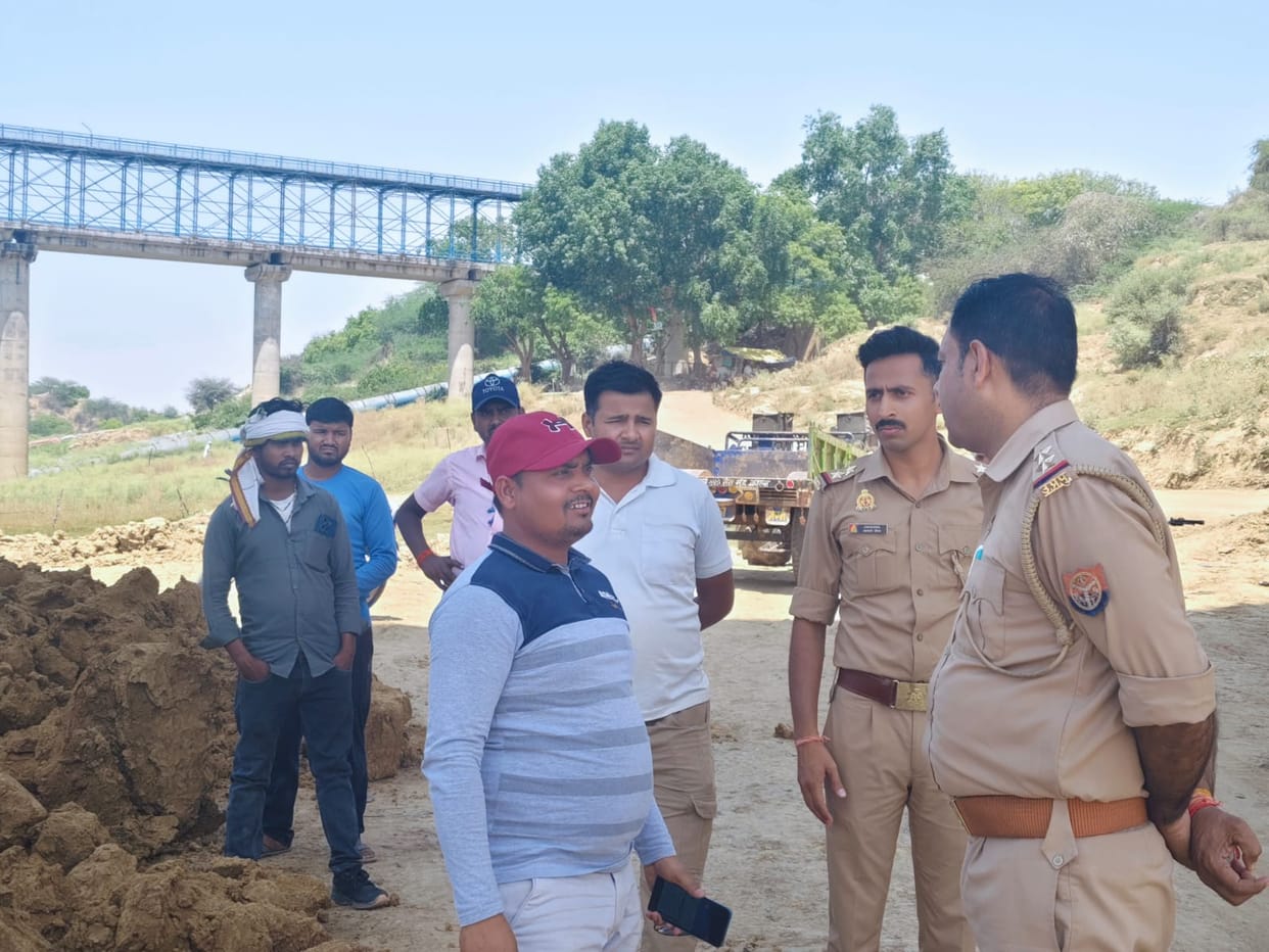 Bridge workers were carrying out illegal soil mining from Chambal Ghat, Forest Department employees and policemen stopped the soil mining being done with JCB.