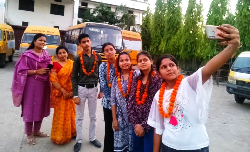 डीजे कांवेंट पब्लिक स्कूल रानीगंज जगदीशपुर सेल्फी लेते मेधावी विद्यार्थी। स्रेात: विद्यालय प्रब