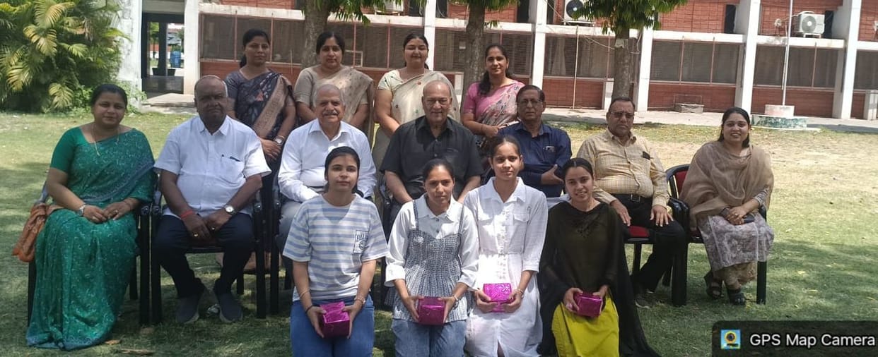 Pragya stood first in M.Com results