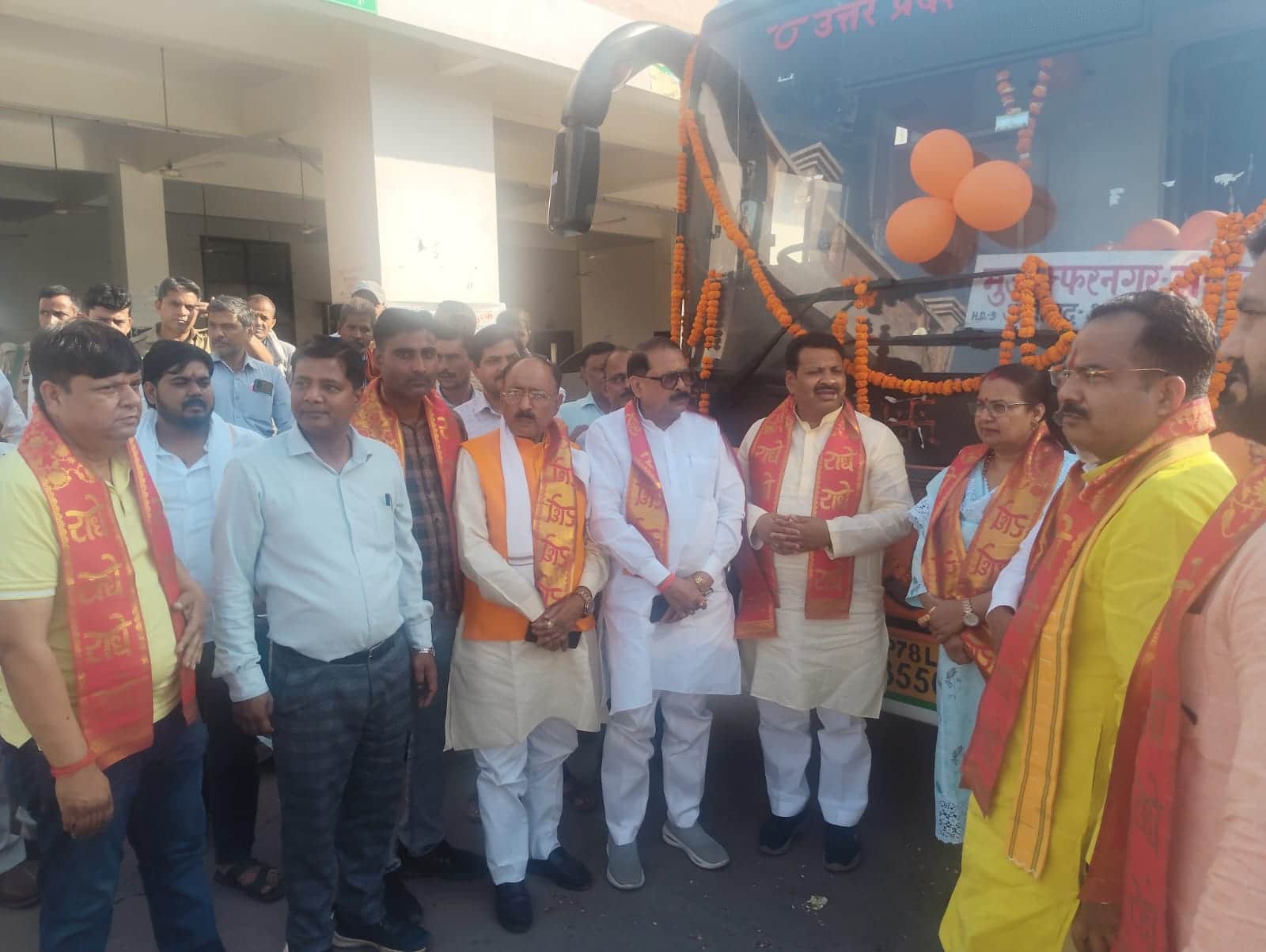 एसी बस का शुभारंभ करते जनप्रतिनिधि। स्रोत : स्वयं