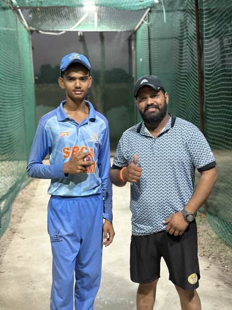 फोटो 02 चयन के बाद खिलाड़ी का होंसला बढ़ाता कोच । स्रोत कोच