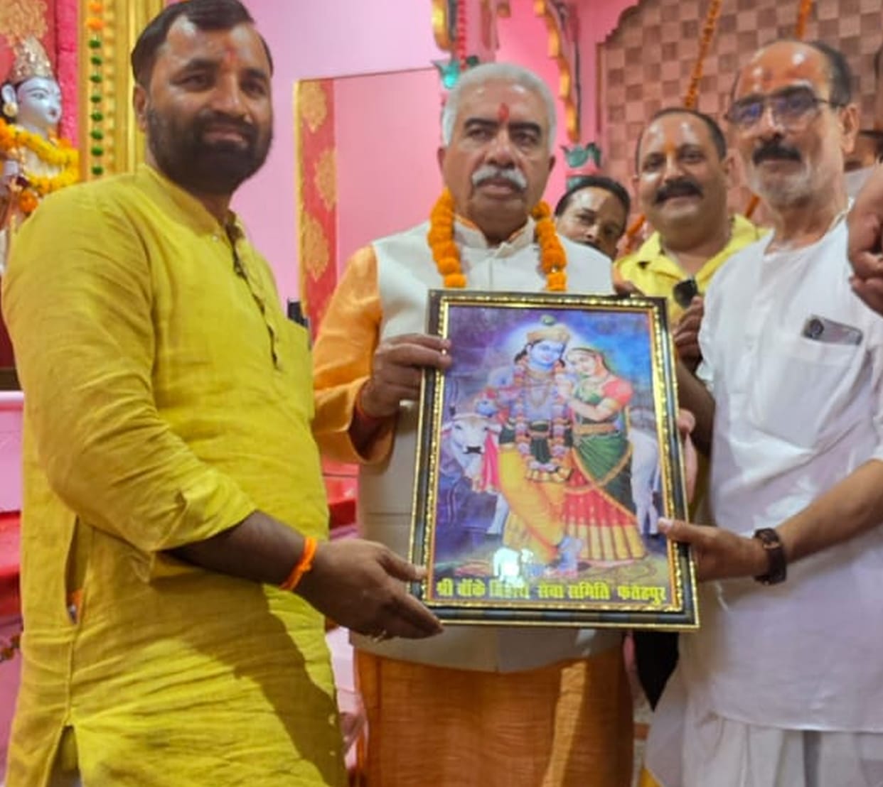 Moradabad Commissioner along with DM consecrated the idols.
