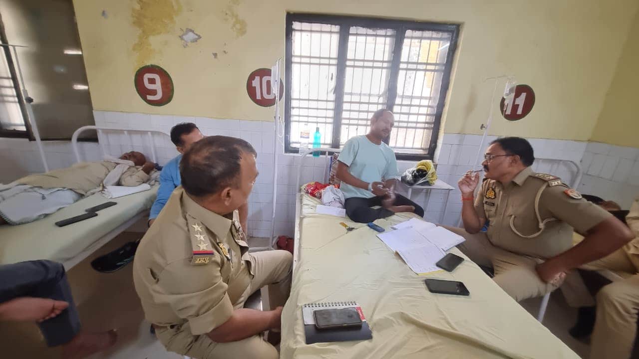 फोटो- 22 अस्पताल के वार्ड में भर्ती मुनीम पुष्पेंद्र का बयान दर्ज करते इंस्पेक्टर दीपेंद्र कुमा