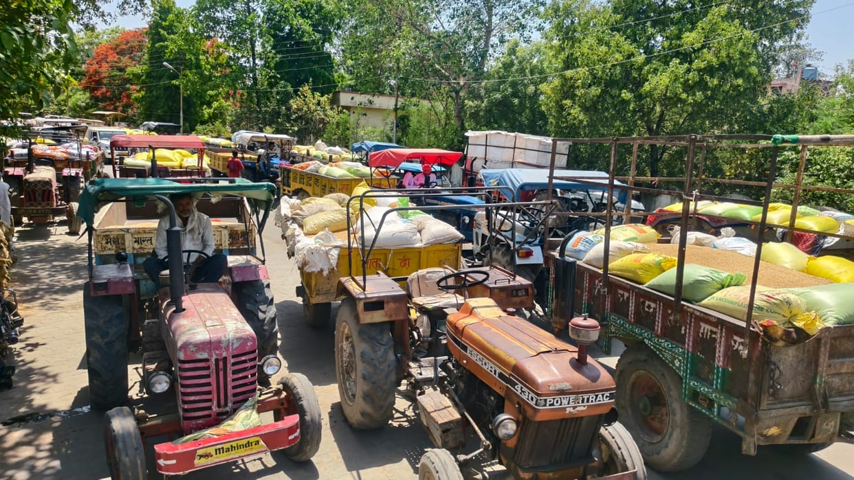 Wheat farmers blocked the highway due to the closure of the auction post.
