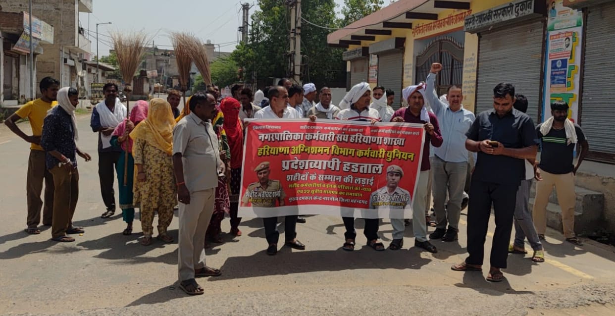 The 'Broom Protest' by sanitation workers over their demands will continue today as well.