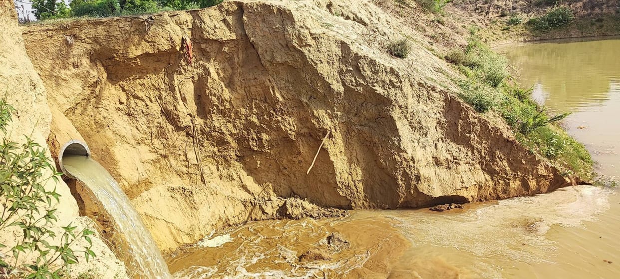 The ponds gave way within just a year; pipes burst, and the embankments also cracked.