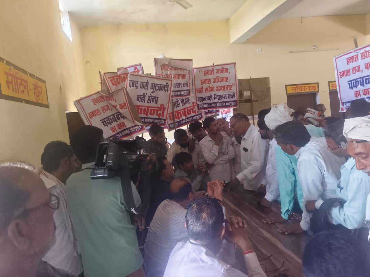 गांव नगला रति के पंचायत सचिवालय के सभागार में प्रदर्शन करने पहुंचे किसान। स्रोत : स्वयं