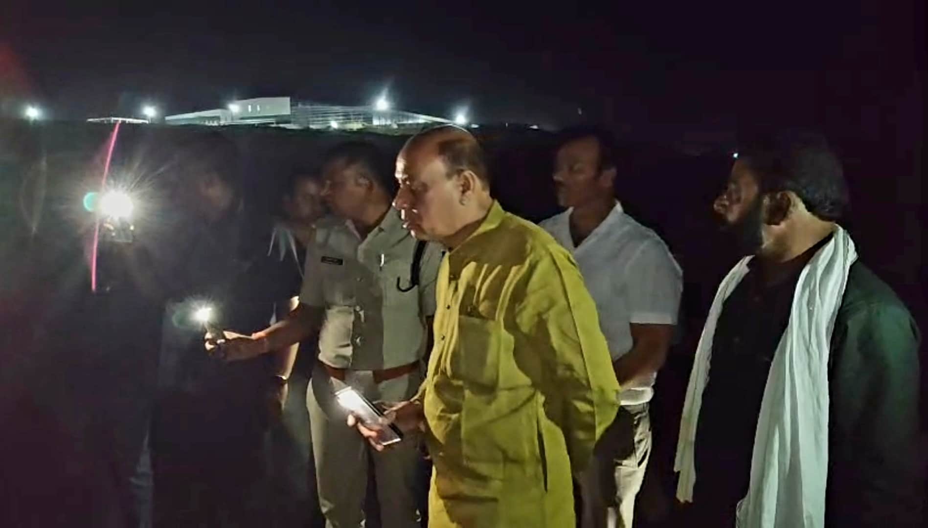 तस्वीर में घटनास्थल पर मौजूद विधायक प्रदीप लारिया समेत अन्य।