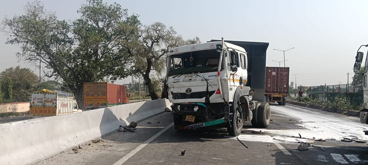 A trolley broke the divider grill on the highway and collided with a canter, a car collided from behind, causing a traffic jam.