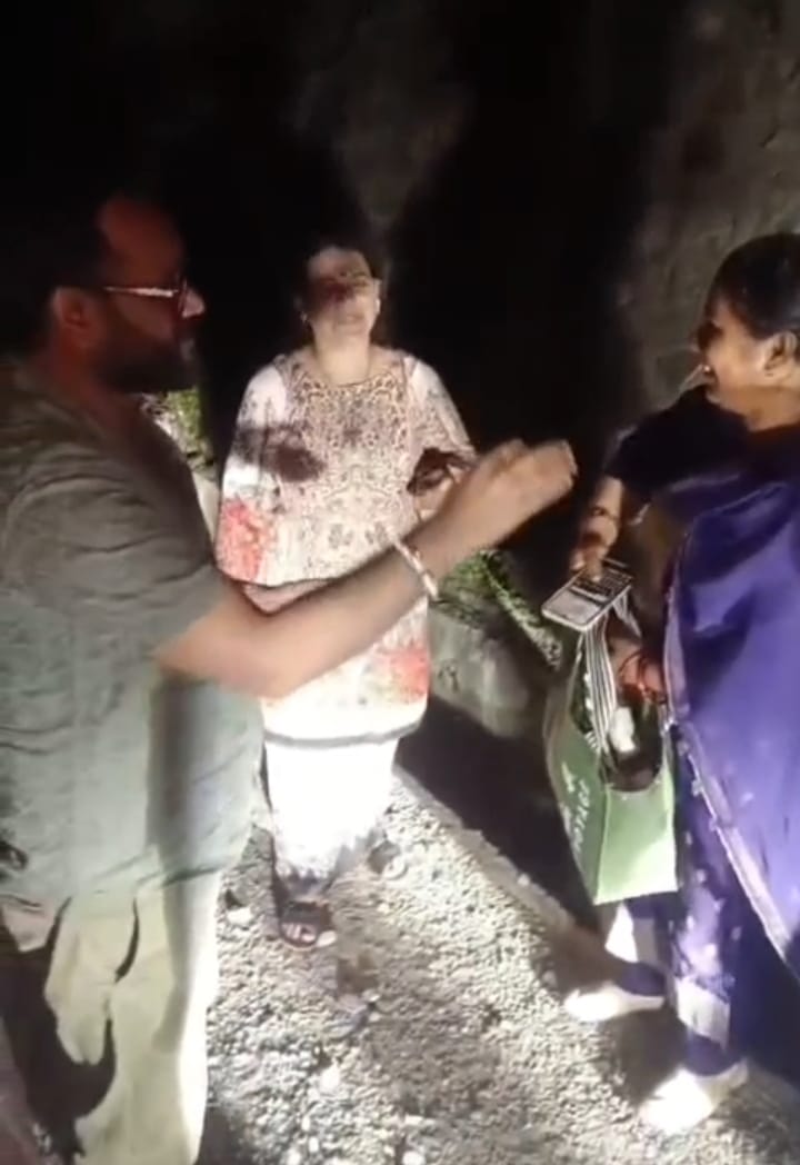 singer kapil sharma found jewllery and case on road