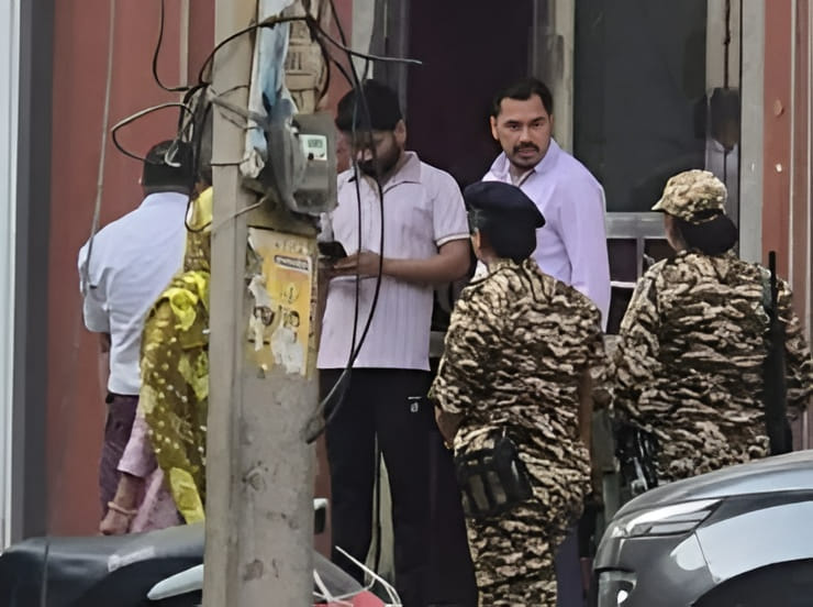 The Income Tax Department team arrived at the CA's home and office at 6 am.