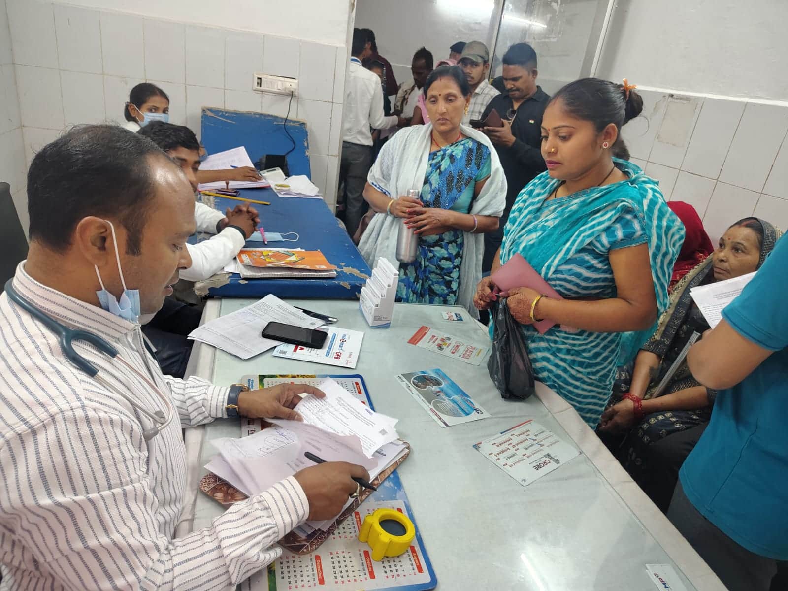 जिला अस्पताल के ओपीडी कक्ष में मरीज का इलाज करते डॉक्टर। -संवाद