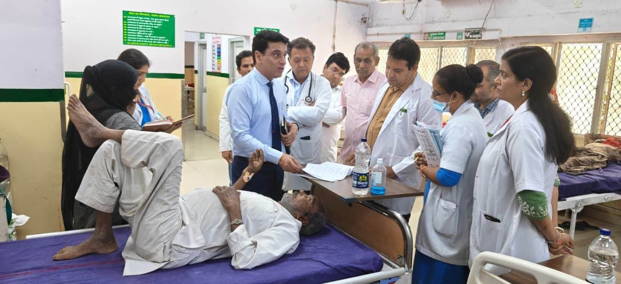 जिला नागरिक अस्पताल में वार्डों के निरीक्षण के दौरान चिकित्सकों से बातचीत करते डॉ. ब्रहमदीप। 