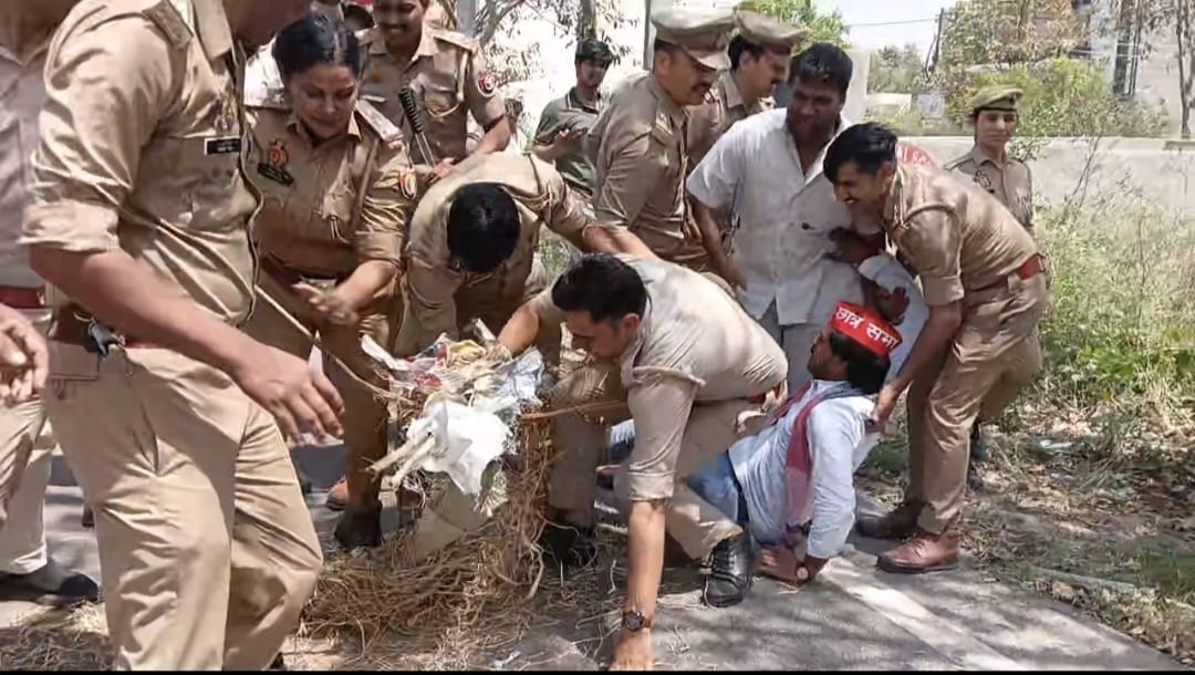 SP workers attempted to burn an effigy of CM Yogi, resulting in a scuffle with the police.