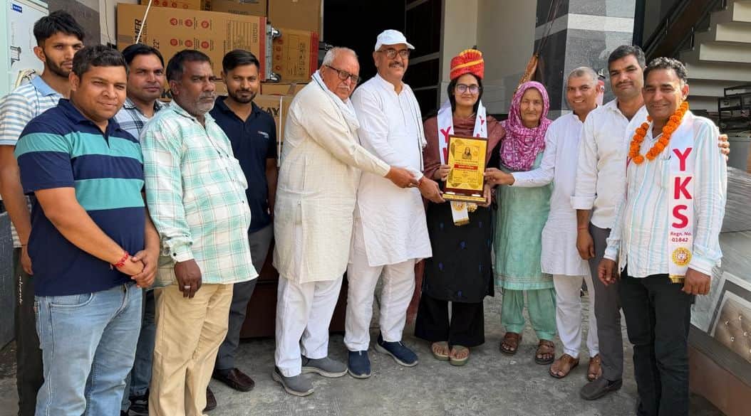 कामना रापड़िया को सम्मानित करते युवा कल्याण संगठन के पदाधिकारी।