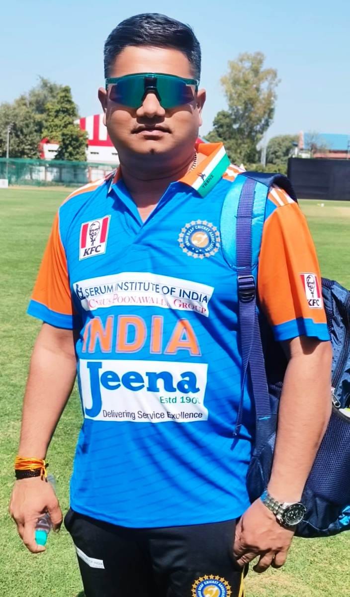 Cricketer Ravikant leaves for South Africa as coach