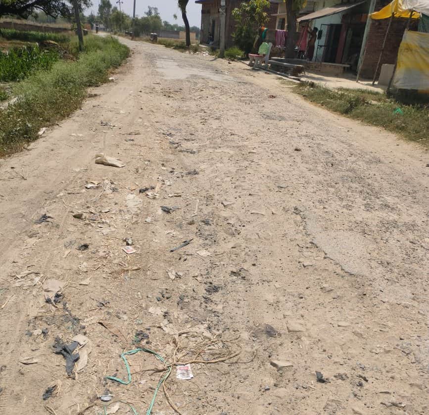 कटरा मेदनीगंज के रामपुर मुस्तर्का से चांदपुर जाने वाली बदहाल सड़क। संवाद