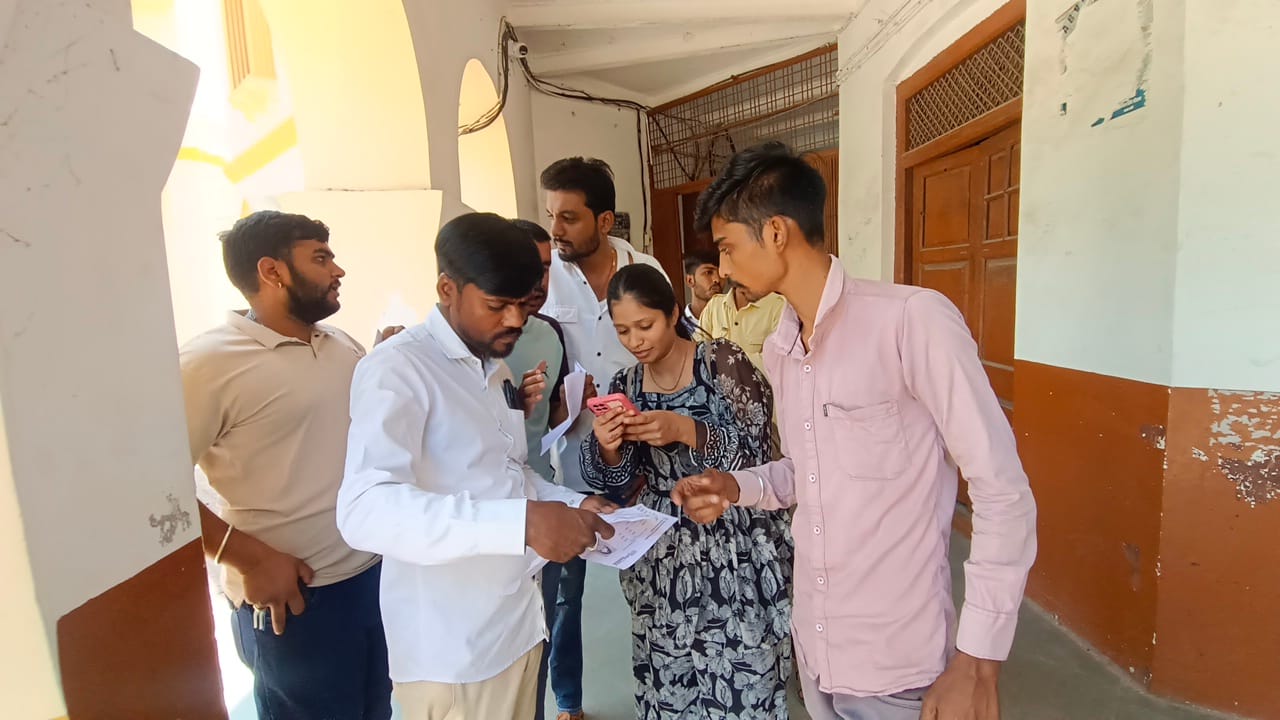 परीक्षा का टाइम टेबल बदला, छात्रों को नहीं मिली सूचना