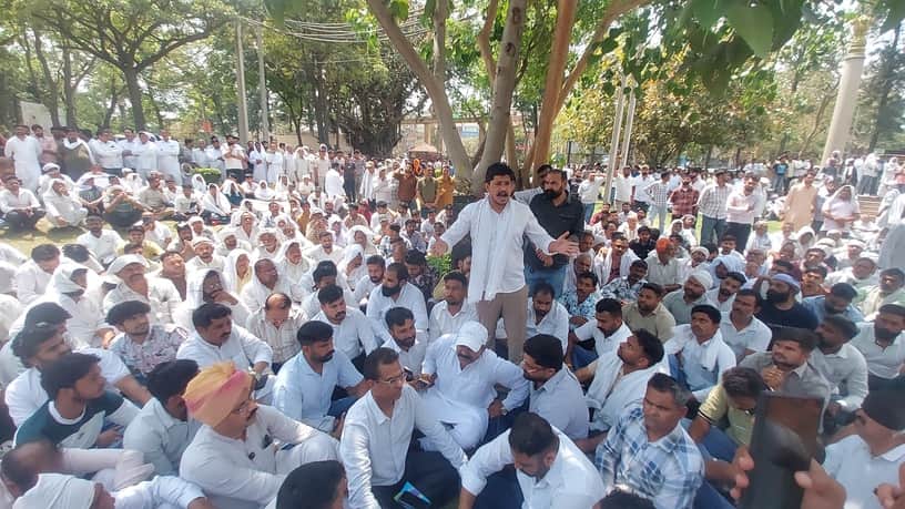 लघु सचिवालय में धरने पर बैठे राजपूत समाज के लोग संवाद