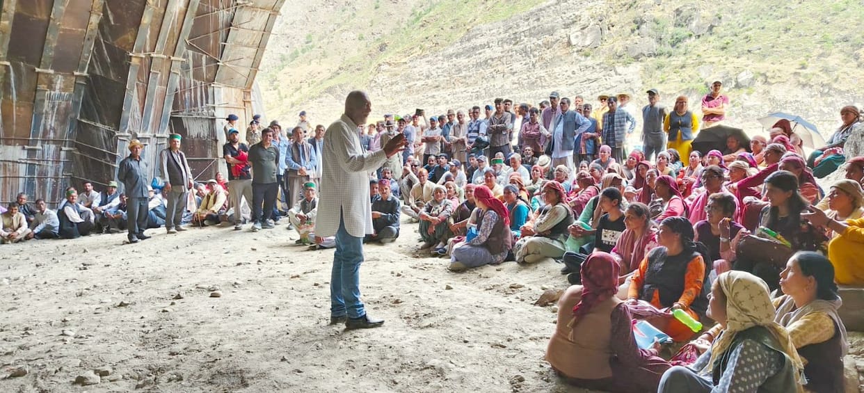 Luhri project affected people stopped the work and protested, raising their demands