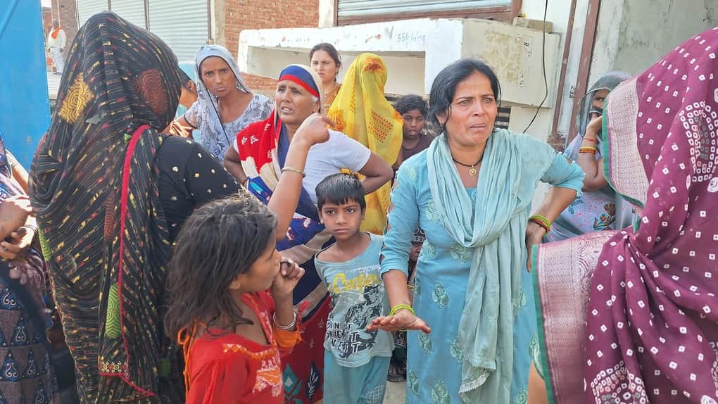 महिला की मौत के बाद अस्पताल पर हंगामा करते परिजन। स्रोत : स्वयं